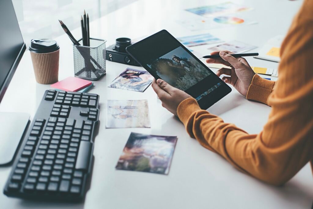 Pereka menyemak visual kempen pada tablet