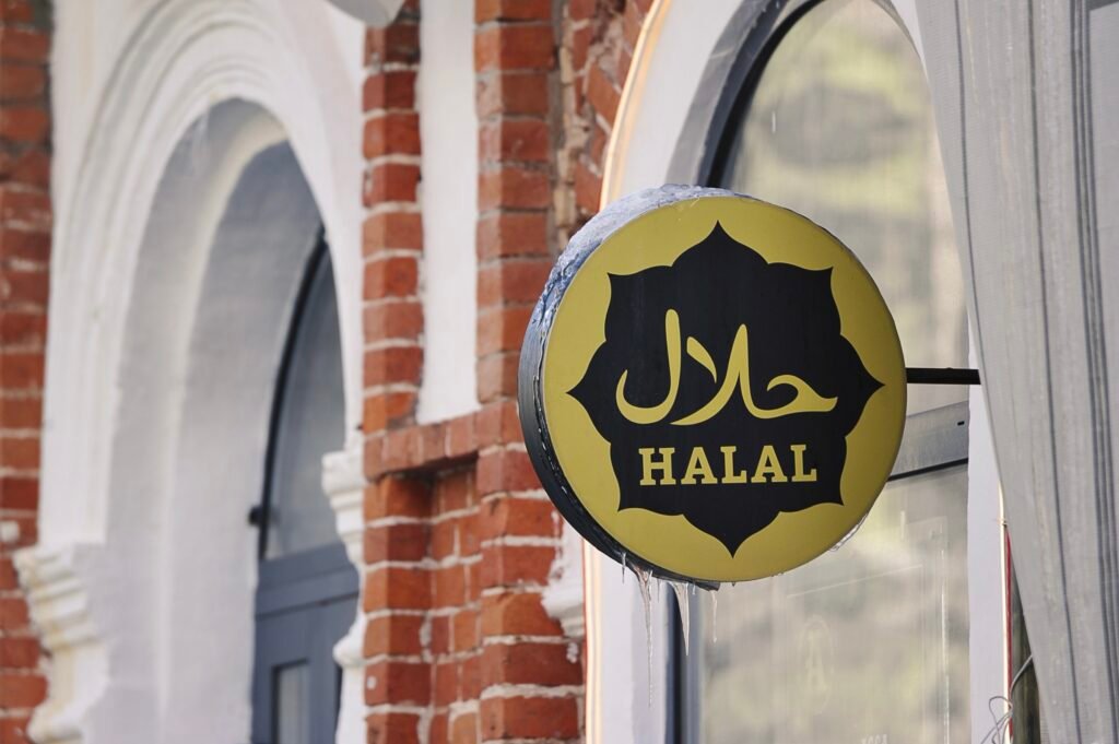 Papan tanda halal di luar premis makanan