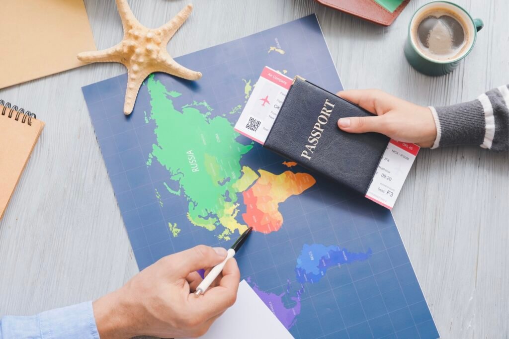 Merancang perjalanan dengan pasport dan peta dunia